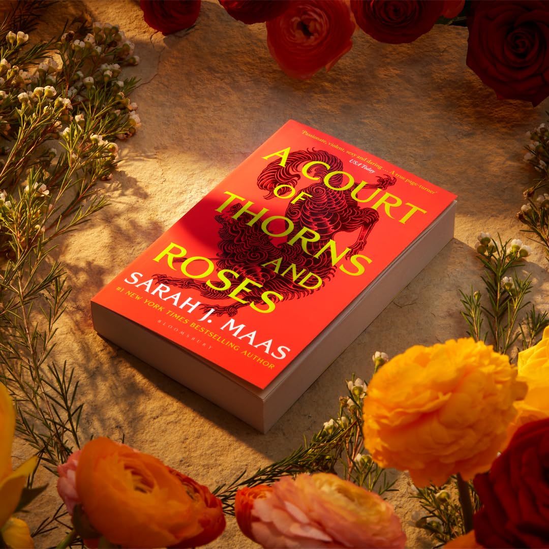 A Court of Thorns and Roses: Enter the EPIC fantasy worlds of Sarah J Maas with the breath-taking first book in the GLOBALLY BESTSELLING ACOTAR series